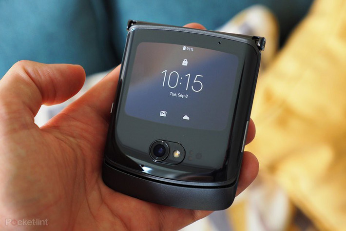 Motorola cho biết chiếc điện thoại màn hình gập siêu bền này có thể sử dụng 5 năm với tần suất gập ra gập vào 100 lần mỗi ngày, tương đương 200.000 lần gập máy.