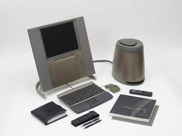 Do thị trường kém hào hứng, chưa đầy một năm sau đó, Apple giảm giá sản phẩm xuống còn 1.995 USD để dọn kho. Sau khi bán hết hàng tồn Táo khuyết cũng khai tử luôn dòng máy này.