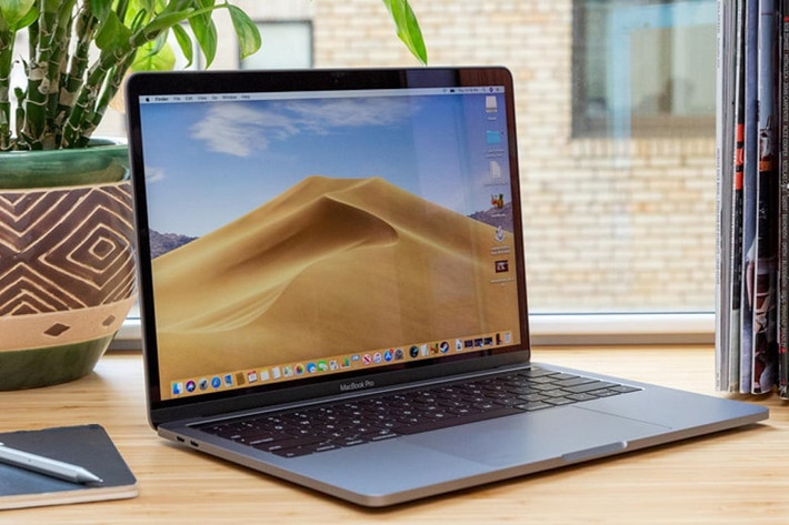 Macbook Pro (2016) là dòng máy tính xách tay có hiệu năng cao nhất của nhà Táo vì thế không khó hiểu khi đây cũng là một trong những sản phẩm công nghệ đắt nhất lịch sử Apple. Phiên bản 15 inch với chip 2,9GHz, bộ nhớ trong 4TB, RAM 32 GB và card đồ hoà Vega 20 của Macbook Pro có giá tới 7.049 USD.
