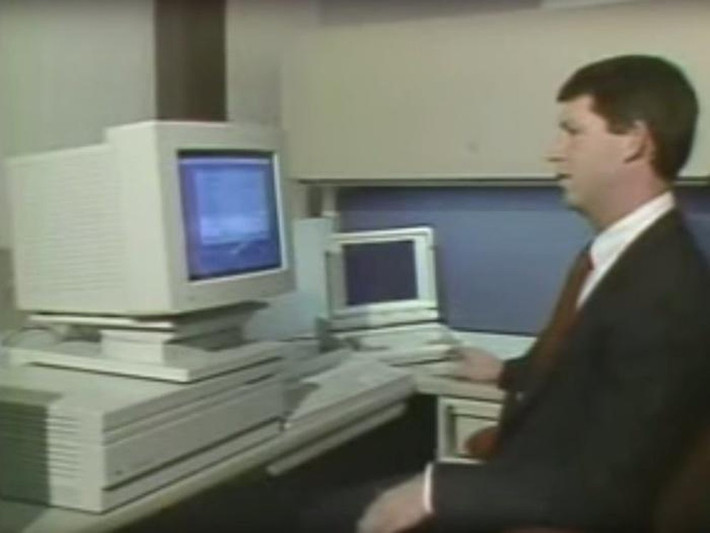 Apple tiếp tục cho ra mắt phiên bản Macintosh IIx năm 1988, lúc này đã được trang bị màn hình màu. Chiếc máy này có giá 9.369 USD với bộ nhớ đĩa cứng 80 MB.