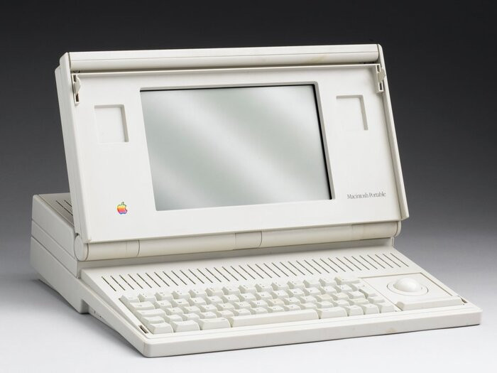 Chiếc máy tính di động đầu tiên của Apple được hãng giới thiệu năm 1989 dù có trọng lượng tới... hơn 7kg. Macintosh Portable có giá tới 7.300 USD.