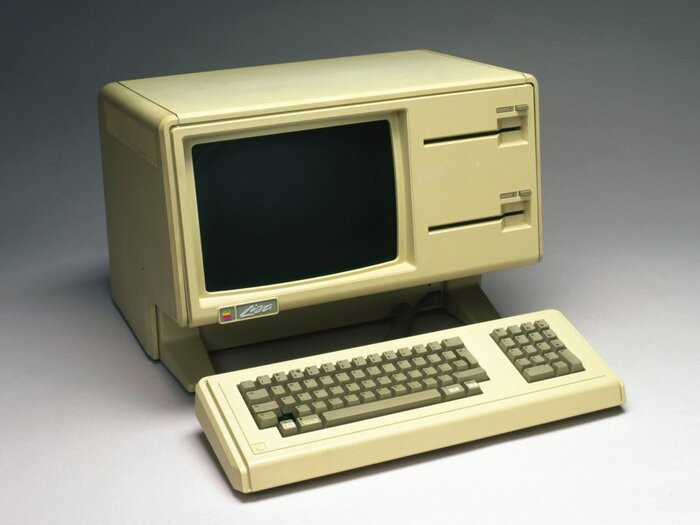 LISA là chiếc máy tính được Apple giới thiệu năm 1983 với mức giá tới 9,995 USD. Sở dĩ đắt đỏ đến vậy vì đây là chiếc máy tính đầu tiên sử dụng chuột có giao diện người dùng đồ hoạ.