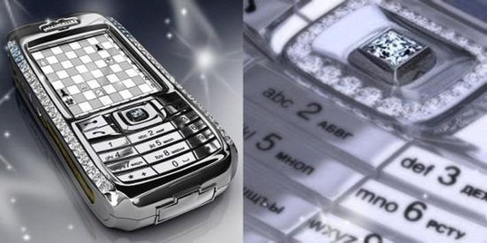 Tự hào về "công nghệ mã hóa mạnh mẽ", Công ty Cổ phần Nga Ancort đã phát triển dòng điện thoại Diamond Crypto Smartphone vào năm 2006, nạm toàn kim cương đá quý.