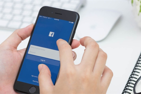 Cuối tháng 4/2019, CEO Mark Zuckerburg lần đầu giới thiệu giao diện mới của mạng xã hội lớn nhất thế giới. Giao diện này đã được công ty kêu gọi người dùng cập nhật từ tháng 5/2020, tuy nhiên sẽ đồng bộ cho mọi tài khoản trong thời gian tới.