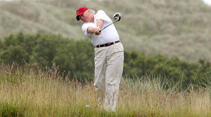 Cơ thể không quá...thon gọn nhưng ít ai ngờ Donald Trump lại sở hữu những những cú xoay hông cực kỳ mạnh mẽ, kỹ thuật quan trọng khi chơi golf.