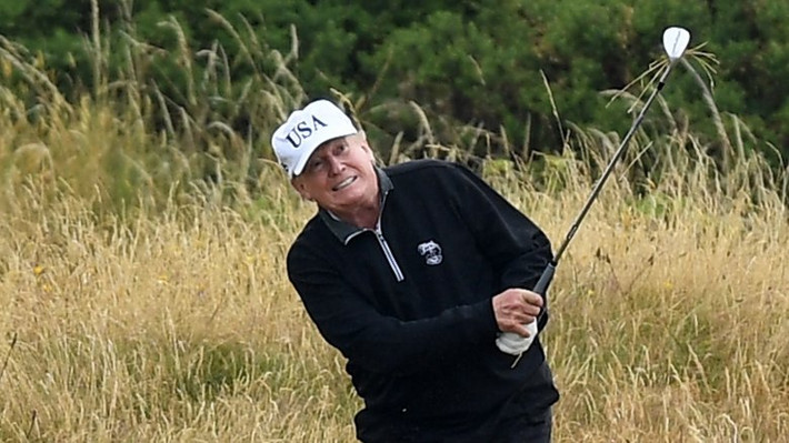 Trump thường sử dụng kiểu cầm gậy Baseball cơ bản (một tư thế cầm gậy các giống với tư thế trong việc đánh bóng chày). Kỹ thuật này giúp người chơi có lực tác động vừa phải giúp cơ thể xoay vuông góc với gậy đánh golf, dễ dàng đưa gậy vào bóng khi impact và khá đơn giản để thực hiện.