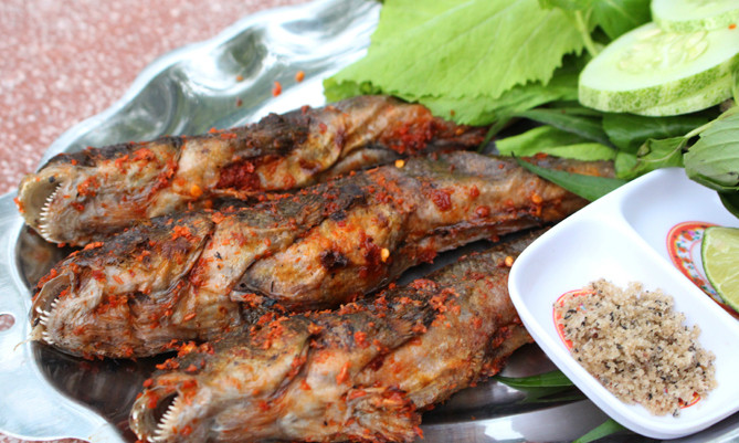 Thịt của cá thòi lòi thơm ngon, khác hẳn những loài cá sống trong môi trường sình lầy khác, thường được chế biến thành các món như nướng lào, nướng muối ớt, kho tiêu, nấu lẩu chua, chiên xù…