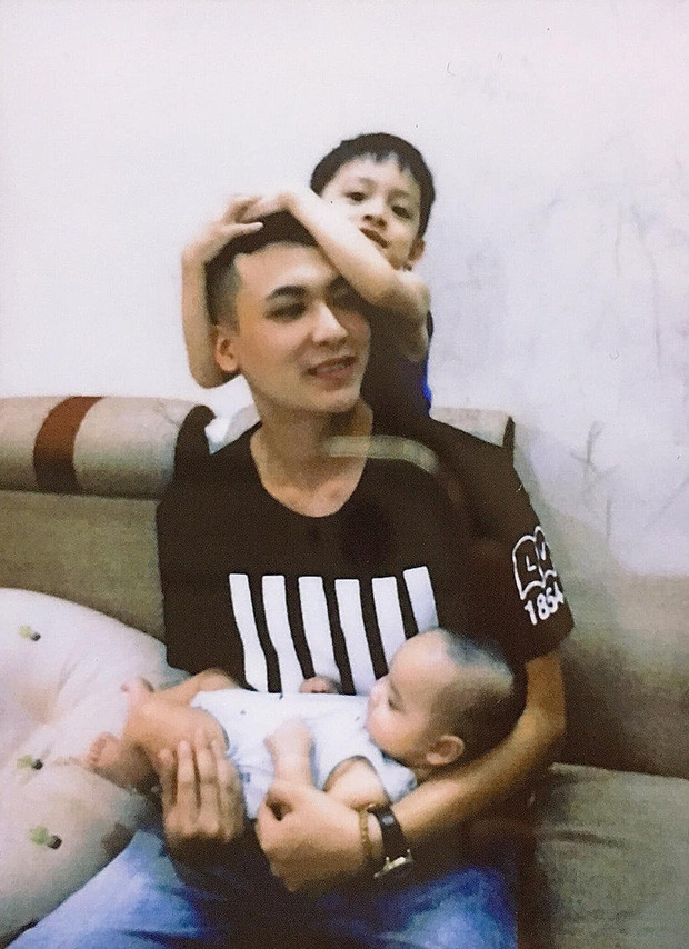 Phùng Hưởng chơi đùa cùng hai nhóc tì nhà Độ Mixi.