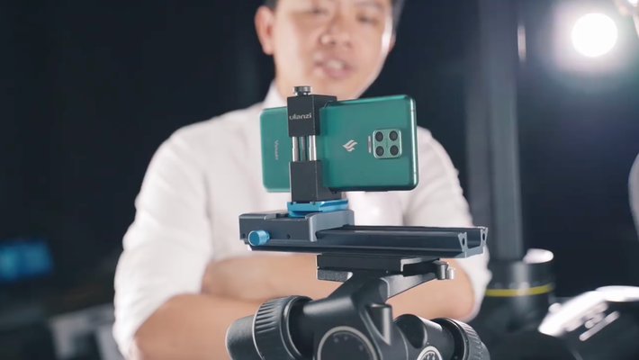 Nhờ công nghệ của tương lai này, giờ đây màn hình của smartphone sẽ gọn gàng hơn nhiều. Trước đó, một vài trải nghiệm chụp ảnh trên smartphone camera ẩn dưới màn hình mới của Vsmart cũng cho kết quả ảnh chụp selfie có chất lượng tốt, màu sắc chân thực, ảnh đẹp tự nhiên, ảnh chụp xóa phông ít lỗi.