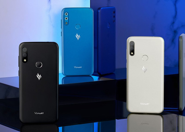 Star 4 bắt đầu được một hệ thống bán lẻ trong nước cho lên kệ từ ngày 5/7 với giá 2,19 triệu đồng cho bản 2 GB RAM. Trước đó, cặp đôi Star và Star 3 vơi màn hình ''giọt nước'' 5.7 inch từng làm mưa làm gió thị trường di động Việt Nam.