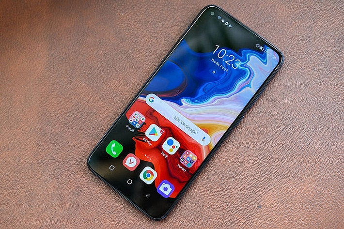 Tiếp nối Vsmart Live 1 phát hành 11/8/2019, Vsmart Live 4 là smartphone đánh dấu bước tự chủ 100% từ thiết kế đến sản xuất của VinSmart. Sau 3 ngày mở bán, hơn 10.000 sản phẩm đã đến tay người dùng, biến Live 4 trở thành smartphone được quan tâm hàng đầu trong phân khúc 4-5 triệu đồng.