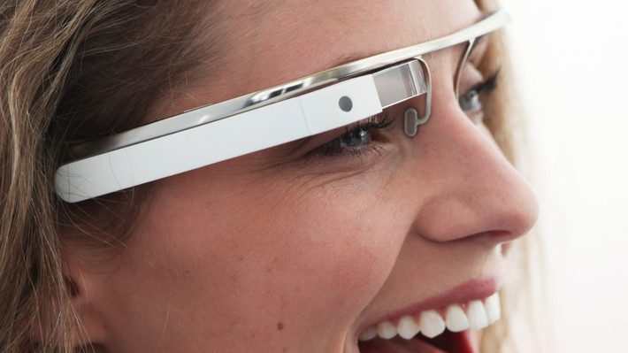 Kính thông minh Google Glass được Google phát triển với ứng dụng đầy tham vọng là đưa các thông tin số vào thế giới thực của con người. Thế nhưng đây là sản phẩm mà Google không bao giờ muốn nhớ lại với giá thành cao (1.500 USD/ chiếc), phần mềm chưa hoàn thiện và ngoại hình khá kì quặc.