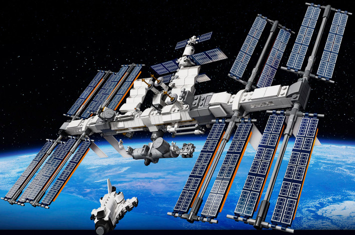 Những bộ phận đầu tiên củ ISS được phóng lên quỹ đạo năm 1998, liên tục đón tiếp các nhà du hành vụ trụ từ năm 2000 và dự kiến sẽ ngừng hoạt động từ năm 2025. Hiện tại các nước đối tác xây dựng ISS gồm Mỹ, Nga, châu Âu, Nhật và Canada chưa dự kiến xây dựng trạm mới mà chỉ tập trung ngân sách cho các chương trình chinh phục lại Mặt trăng và khám phá sao Hỏa.