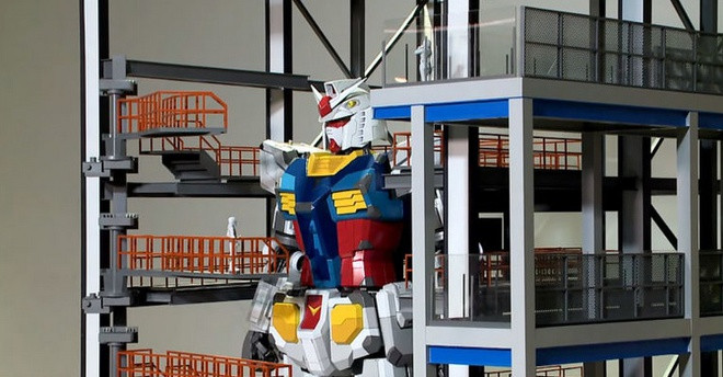 RX-78 Gundam nặng 25 tấn, cao 18 m, với các ngón tay được thiết kế các khớp hoàn chỉnh, nên khi duỗi thẳng một bàn tay sẽ dài khoảng 2 m và nặng tầm 600 kg.