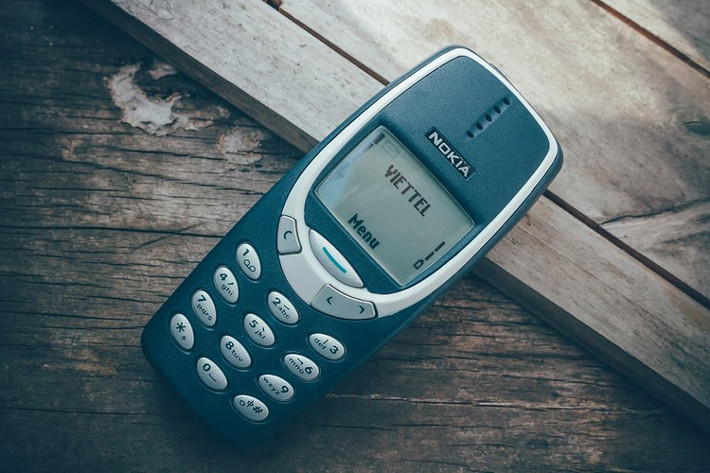 Huyền thoại 3310 chính thức trình làng thế giới vào ngày 1/9/2000, sau thành công của người tiền nhiệm Nokia 3210. Dù chỉ là một chiếc điện thoại đơn giản hoàn thiện bằng nhựa, nhưng sức hút của Nokia 3310 khiến hãng bán được đến 126 triệu máy trên thế giới.