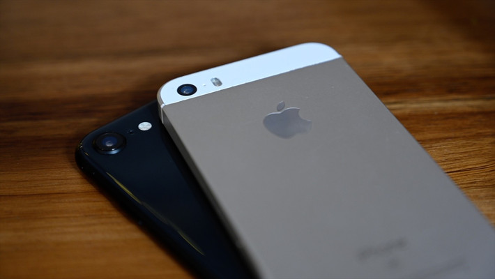Tại Việt Nam, iPhone SE cũng là một trong những chiếc smartphone im hơi lặng tiếng nhất của Apple. Nó thậm chí còn không thu hút được sự chú ý bằng chiếc iPhone 5c.