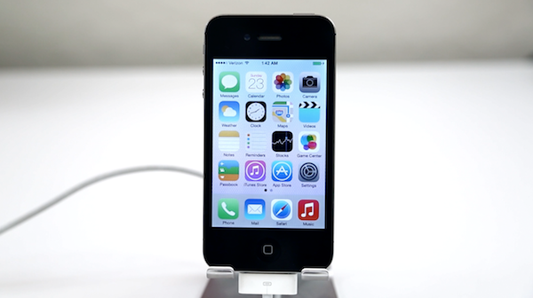 Tuy nhiên, sau cùng nhà Táo cũng phải nhượng bộ bằng cách tặng người dùng iPhone 4 những chiếc ốp viền có thể khắp phục tình trạng trên và âm thầm cải thiện chất lượng sóng bằng phần mềm sau đó.