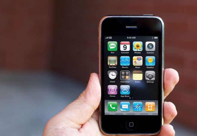 Chiếc iPhone đời đầu từng gây được tiếng vang lớn tuy nhiên ở thời điểm hiện tại khi nhìn lại cũng dễ dàng nhận thấy đây là một trong những thiết bị tệ nhất của Apple. Không có App Store hay TouchID, thậm chí chỉ hỗ trợ kết nối 2G nhưng chiếc iPhone này vẫn bán "đắt như tôm tươi" bởi quá mới lạ và là điểm khởi đầu của một cuộc cách mạng.