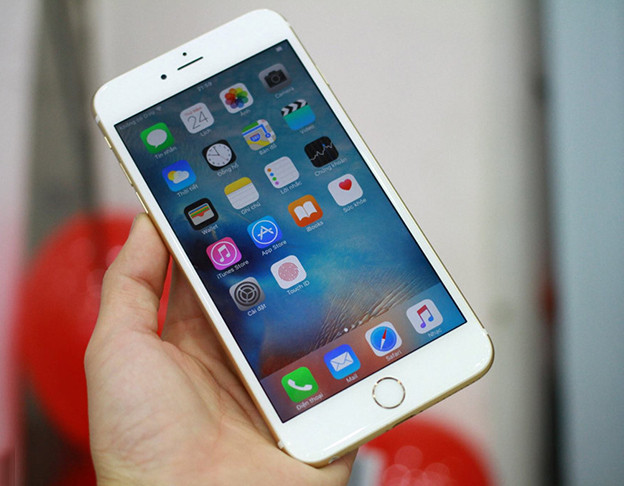 Không ít người dùng phàn nàn về vấn đề này khi sử dụng iPhone 6 Plus, đặc biệt khu vực màn hình nút bấm tăng giảm âm lượng cũng bị cong ngay cả trong điều kiện sử dụng hết sức bình thường.