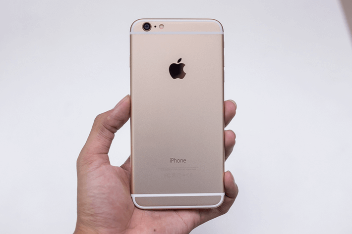 Một trong những chiếc iPhone nhiều tai tiếng nhất lịch sử Apple có lẽ phải kể đến iPhone 6 Plus. Ra mắt năm 2014, thiết bị sở hữu màn hình lên tới 5,5 inch cùng thân máy siêu mỏng nhưng lại...dễ bị cong.