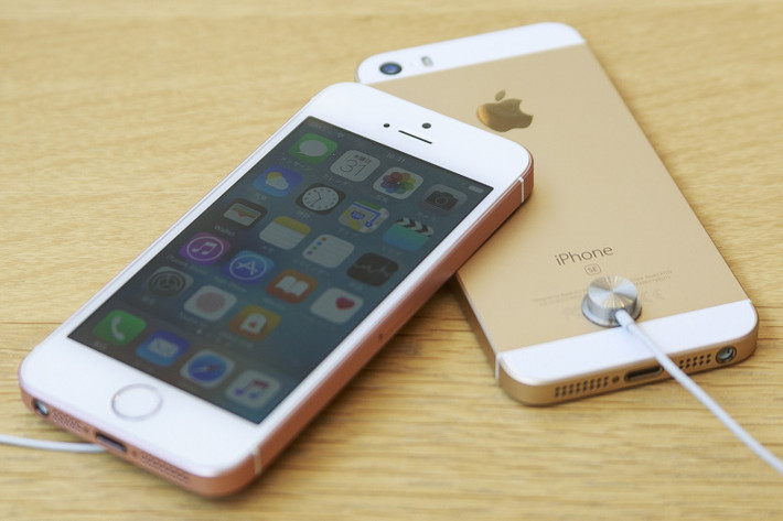 Thời điểm iPhone SE thế hệ đầu tiên ra mắt, không ít trang công nghệ đánh giá thiết bị này là một bước lùi về thiết kế so với những chiếc smartphone khác của Apple. iPhone SE có màn hình quá nhỏ mặc dù nó được ra mắt dành cho những người thích kích thước màn hình này.
