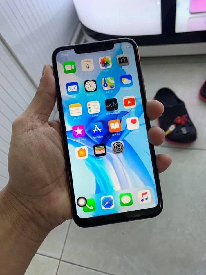 Tuy nhiên iPhone 12 hàng fake cực ''thô'' này lại khiến dân tình cười bò bởi mặt sau là iPhone nhưng mặt trước là màn hình ''tai thỏ'' và phần viền phía dưới khá dày như một số điện thoại Android.