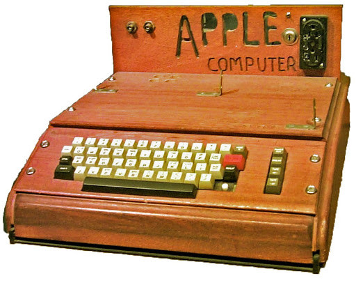 Ngay sau khi đạt thỏa thuận mua bán, Steve Jobs đã xuất hiện chân trần trong cửa hàng máy tính của Terrell - The Byte Shop - và thực hiện thương vụ đầu tiên trong lịch sử của Apple.