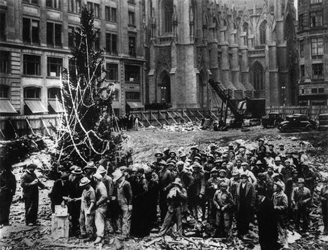 Cây thông Noel ở Trung tâm Rockefeller ở Manhattan (Mỹ) lần đầu tiên được trang trí vào năm 1931 với vỏ lon, đồ chơi và quả nam việt quất.