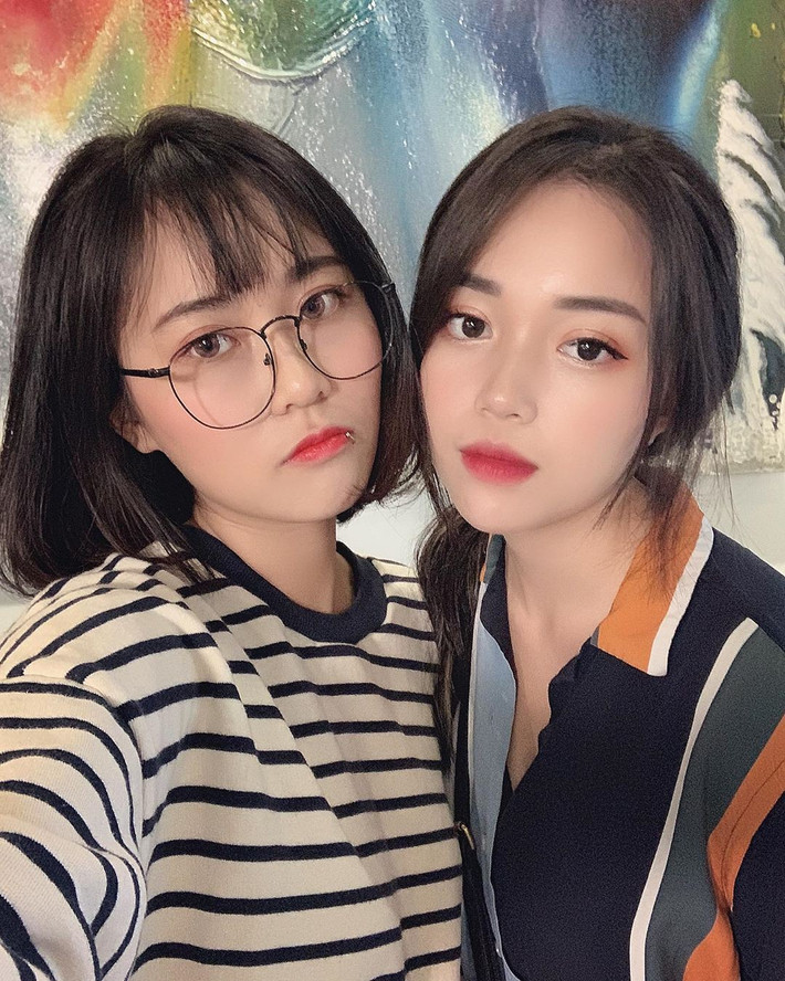 Quang Cuốn và Linh Ngọc Đàm quen biết nhau từ lâu, cả hai càng trở nên thân thiết sau series ''Anh trai em gái'' vô cùng nổi tiếng và sau đó cùng chuyển công tác vào Sài Gòn. Trong khi, Đàm Tổng và MisThy vốn thân thiết từ khi mới lấn sân sang nghề streamer.