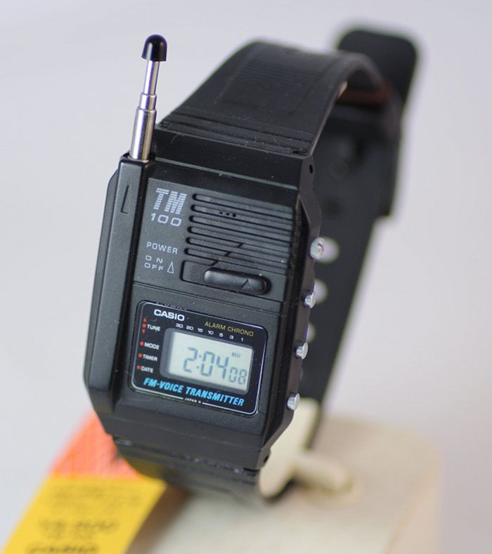Casio TM-100 - chiếc smartwatch thời xưa được ví là sẽ biến bạn thành một ngôi sao mọi lúc mọi nơi. Đồng hồ được tích hợp một cái anten, microphone và chức năng truyền tải tín hiệu âm thanh qua sóng radio.