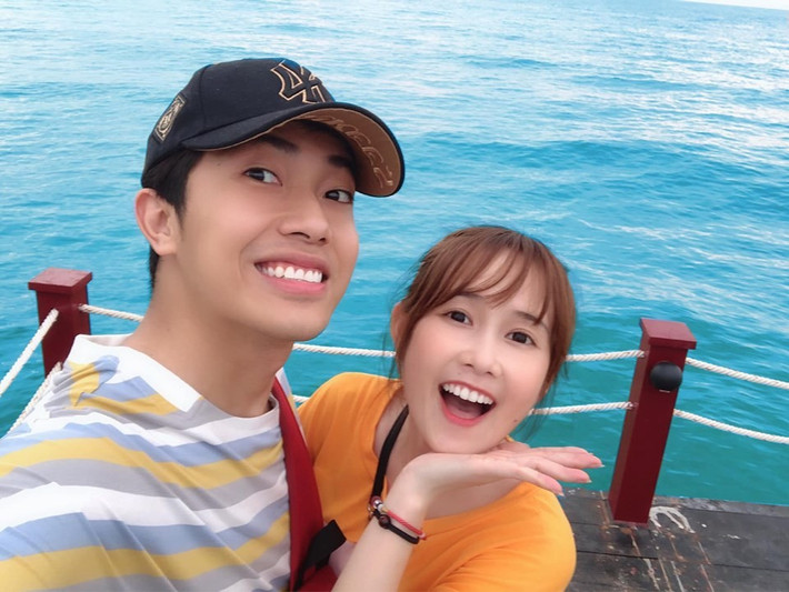 Cặp đôi "phi công - máy bay" Cris Phan và Mai Quỳnh Anh cũng là đôi trẻ có chuyện tình đẹp trong giới streamer Việt, khiến người hâm mộ không ít lần phải ghen tị vì quá ngọt ngào.