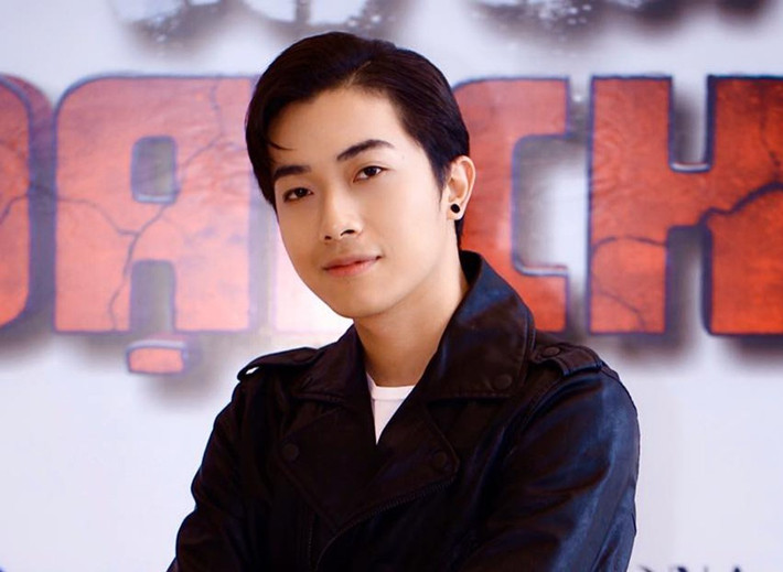 Một "góc khuất" khác ít người biết về Youtuber giàu có nhất nhì Việt Nam này đó là tuổi thơ sống thiếu vắng tình yêu thương từ mẹ. Ba mẹ ly hôn từ khi anh mới chỉ lên 6 tuổi khiến trở nên khép mình hơn, cũng buộc anh phải sống tự lập từ sớm.