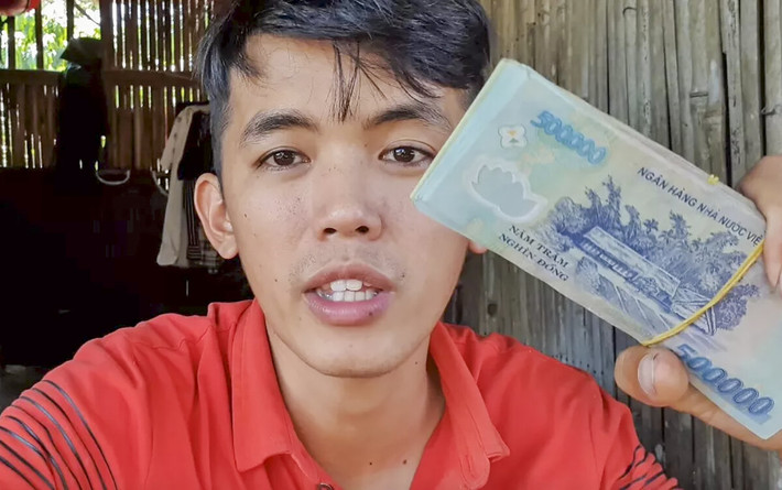 Ngoài ra, Sang Vlog cho biết bản thân mình cũng dùng số tiền kiếm được để hỗ trợ, làm từ thiện. Hành động này của anh chàng nhận được những phản hồi tích cực từ cư dân mạng và người hâm mộ.