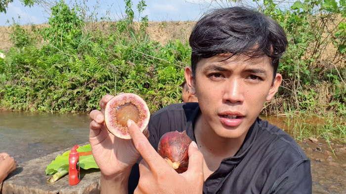 Trên kênh của mình, Sang cũng không ngần ngại chia sẻ cuộc sống đời thường, gia cảnh giản dị, đơn sơ nghèo khó. Thậm chí, trước đây việc quay video cũng được Sang Vlog thực hiện chỉ qua một chiếc điện thoại cũ thay vì trang thiết bị, dàn máy đắt tiền như bao người.