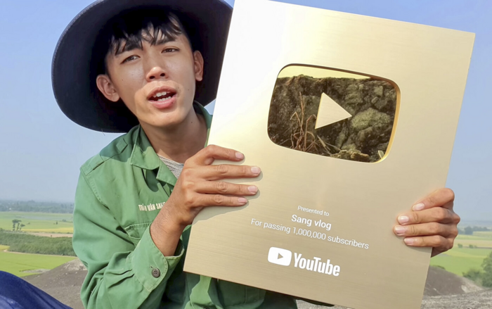 Cái tên Sang Vlog vốn từ lâu đã nổi tiếng và được cộng đồng mạng cũng như fan hâm mộ "ưu ái" đặt cho biệt danh Youtuber nghèo nhất Việt Nam. Không chiêu trò, không cầu kỳ, Sang Vlog nổi lên như một YouTuber ẩm thực với video giản dị cùng các món ăn vùng thôn quê dân dã.