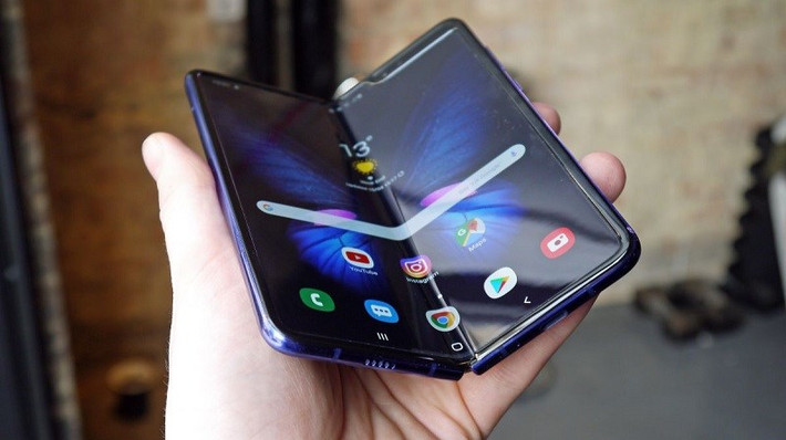 Mọi thứ thay đổi khi Samsung Galaxy Fold xuất hiện vào tháng 4/2019 - smartphone màn hình gập khiến cả thế giới điên đảo. Lúc này hai màn hình đã có thể tích hợp làm một tuy nhiên vẫn gặp một số vấn đề.