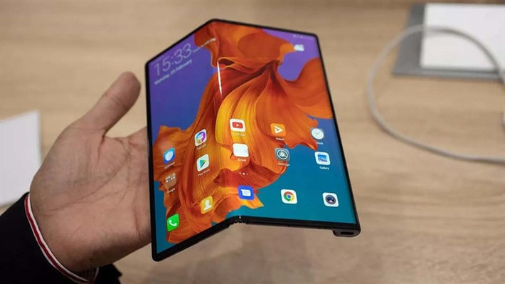 Chỉ vài ngày sau đó, ông lớn công nghệ Trung Quốc Huawei giới thiệu điện thoại gập Mate X. Dù vậy, do bị Mỹ đưa vào danh sách hạn chế khiến nó không còn có thể dùng hệ điều hành Android, Mate X kém thành công hơn mong đợi.
