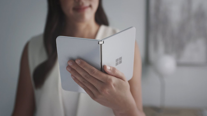 Tháng này, Microsoft bán ra chiếc Surface Duo với hai màn hình kết nối thông qua một bản lề 360 độ, cùng mức giá 1.400 USD. Theo thông tin rò rỉ từ bằng sáng chế, Apple cũng đang ấp ủ một chiếc smartphone màn hình gập. Điện thoại màn hình gập đầu tiên trên thế giới | VTC14