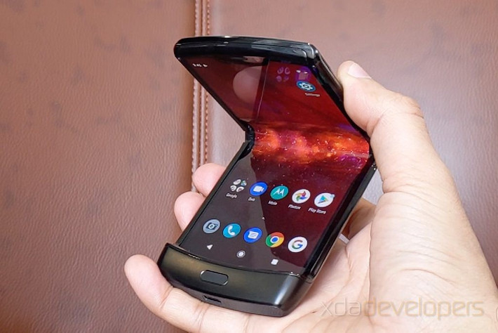 Đầu năm 2020, Motorola trình làng điện thoại màn hình gập Razr.