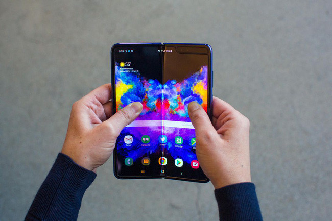 Business Insider đánh giá smartphone này có thể nằm gọn trong túi quần người dùng song lại có màn hình kích thước tương đương một chiếc iPad Mini.