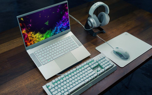 Với việc liên tục tạo nên những sản phẩm máy tính xách tay thiết kế đẹp, hiệu năng mạnh mẽ, Razer giữ vị trí thứ 6 trong top này. Hãng bắt đầu nhắm mục tiêu sản xuất các dòng máy tính xách tay chơi game và hiện khá thành công với lựa chọn này.