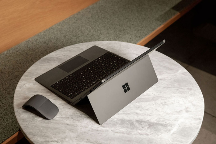 Đứng ở vị trí cuối cùng, Microsoft đã có một năm khá yên tĩnh. Sự bổ sung mới cho dòng máy tính xách tay?máy tính bảng – Surface Pro X gây thất vọng trong khi các mẫu thử nghiệm hầu như không thay đổi so với các phiên bản trước.