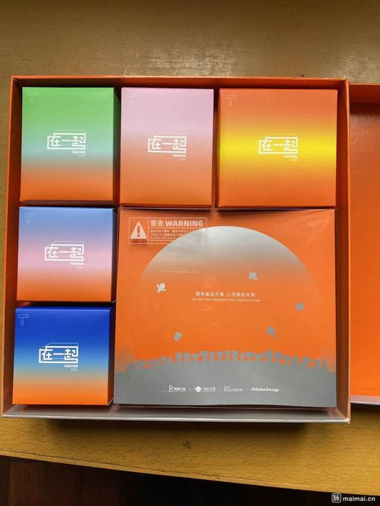 Alibaba gây thất vọng khi tặng kèm hộp quà có phần khá đơn điệu, tone màu cam chủ đạo với chủ đề ''Together''.