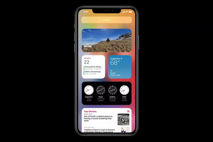 Đặc biệt Smart Stack còn cho phép chứa nhiều Widgets, dựa vào thói quen người dùng Smart Stack sẽ hiển thị nội dung đúng vào lúc người dùng sẽ cần. Tất nhiên bạn cũng có thể lướt qua các Widgets để xem thêm thông tin.
