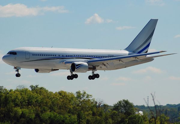 Ông đã ghi tên mình vào sách kỷ lục thế giới khi mua chiếc máy bay đầu tiên, Gulfstream V vào năm 1999. Thời điểm đó, giao dịch mua bán phi cơ 40 triệu USD này là giao dịch mua bán lớn nhất từng được thực hiện thông qua Internet.