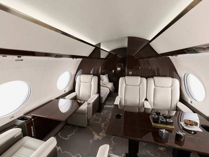 Ở thời điểm hiện tại, ông đang có chiếc Gulfstream G650ER có giá trị tới 70 triệu USD. CEO Tesla được cho là đã di chuyển tổng cộng 150.000 dặm vào năm 2018 cùng phi cơ của mình và Tesla trong khi đó thanh toán 700.000 USD chi phí vận chuyển cho ông.