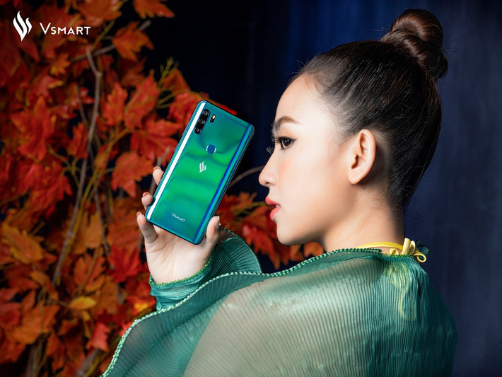 Kể từ khi ra mắt người dùng, thương hiệu smartphone Việt của tập đoàn Vingroup dường như chưa chọn bất kỳ celeb (người nổi tiếng) hay influencer (người có tầm ảnh hưởng) nào làm gương mặt đại diện cho sản phẩm của mình.