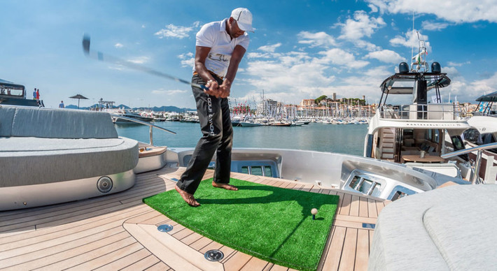 Đánh golf trên du thuyền là một trong những cách giới siêu giàu ''chơi sang'' với bộ môn golf. Bằng cách này người chơi vừa được ngắm cảnh biển, lại có thể phát bóng golf trực tiếp từ du thuyền xuống biển.