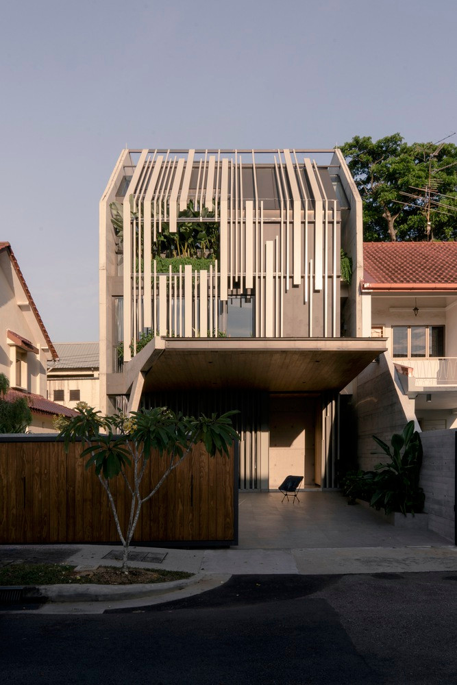 Được xây trên khu đất rộng 396 m2 tại Singapore, ngôi nhà 3 tầng là nơi sinh sống của một gia đình nhiều thế hệ.