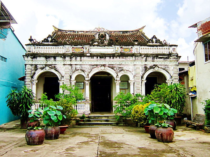 Căn nhà do ông Huỳnh Cẩm Thuận (cha ông Huỳnh Thủy Lê), một thương gia người Hoa (Phúc Kiến, Trung Quốc) giàu có một thời ở Sa Đéc, xây dựng vào năm 1895. Ảnh: Dongthap
